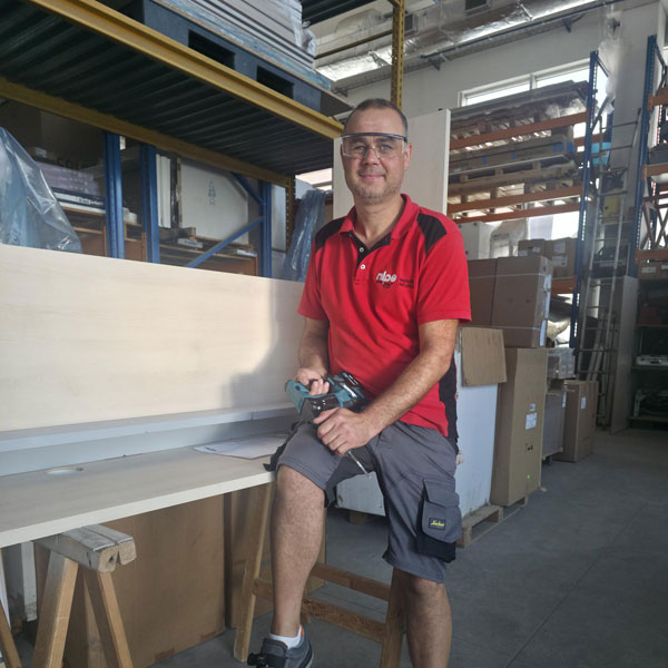Nipe Design - montaggio e installazione di arredi per ufficio